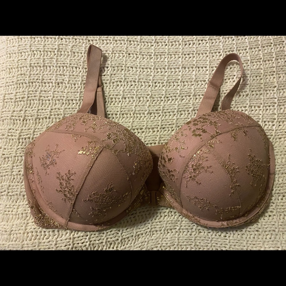 38 DD Victoria’s Secret "very sexy" push-up bra